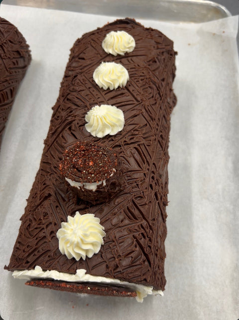 BÛCHE DE NOËL (23 déc)(chocolat, framboises, crème de beurre, menthe poivrée et ganache maison) Format individuel ou large