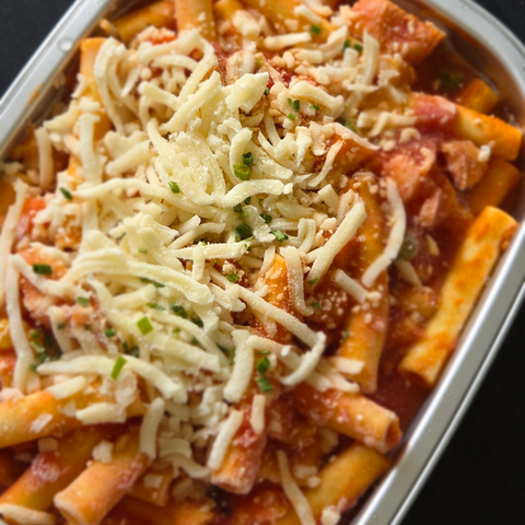 Mini penne, sauce rosée, poulet et légumes