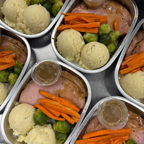 Jambon rôti avec patates pilées, légumes et sauce sucrée à la moutarde et miel