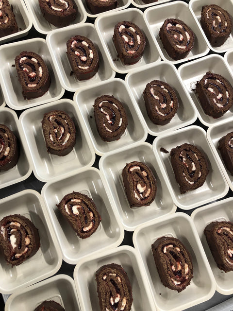 BÛCHE DE NOËL (23 déc)(chocolat, framboises, crème de beurre, menthe poivrée et ganache maison) Format individuel ou large